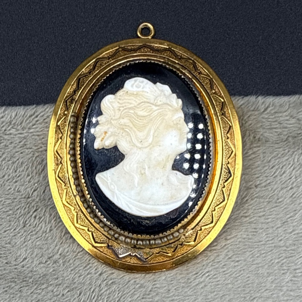 Vintage Cameo Pendant Gold Tone Glass